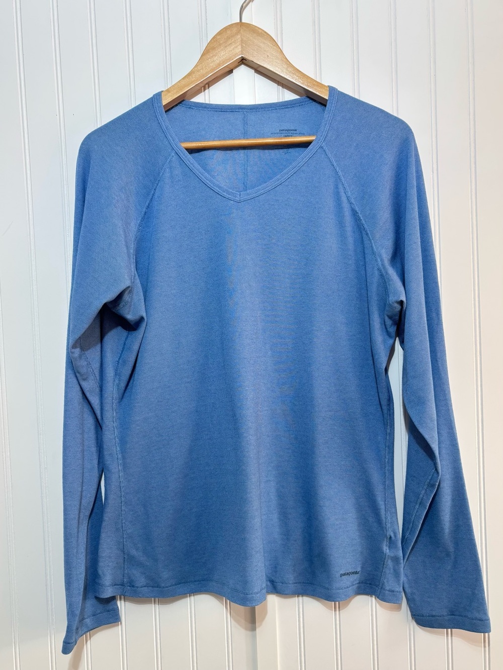 Patagonia Women’s XL Blue V-Neck Long Sleeve Performance Top